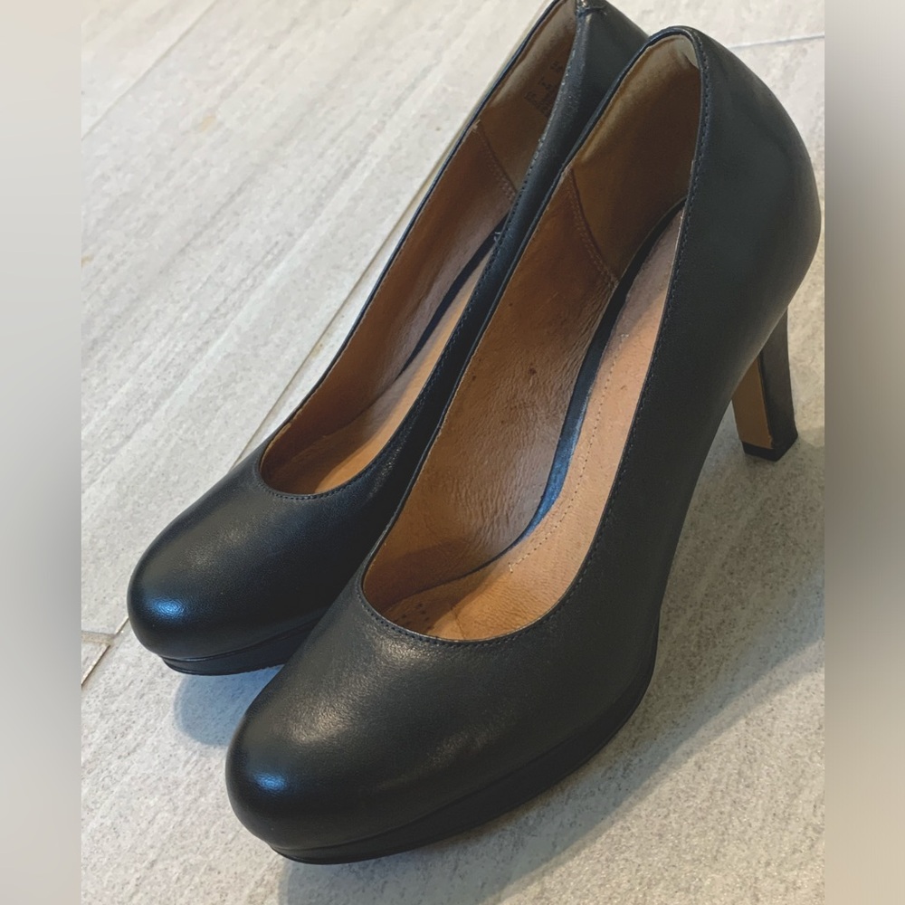 Clarks Women’s Black Pumps